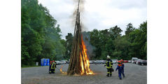 Entzünden des Johannifeuers (Foto: Karl-Franz Thiede)